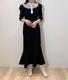 黒ニットワンピース ホワイト襟付きのサムネイル