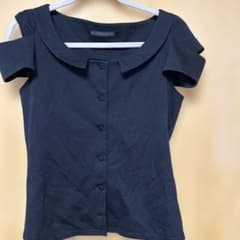 FOXEY NEW YORK. オフショルダー フリル袖 黒トップスのサムネイル
