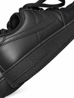 NIKE AIR FORCE 1 ブラック スニーカーのサムネイル