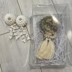 白い花とタッセルのヘアクリップのサムネイル