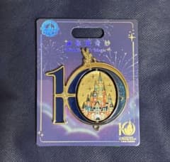 上海ディズニーランド限定の10周年記念ピンバッジ - メルカリ