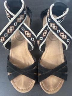 Minnetonka ミネトンカ　クロスストラップサンダルのサムネイル
