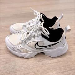 NIKE スニーカー ホワイト　23.5のサムネイル