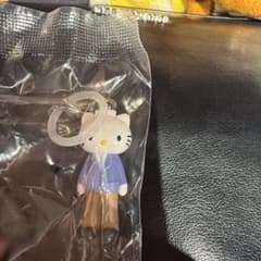 ハローキティ 制服姿 キーホルダー カプセルトイ ダニエル - メルカリ