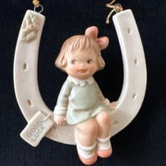 マーベルルーシーアトウェル 女の子と馬蹄 - メルカリ