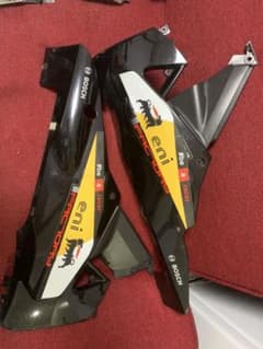 aprilia rsv4 2012 純正サイドカウルのサムネイル