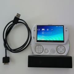 （超美品）ホワイト PSPGo 本体 USBケーブル付きのサムネイル