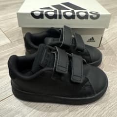 adidas キッズ用 ブラック スニーカーのサムネイル
