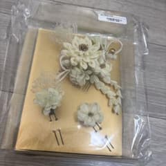 【値下げ】ホワイト 花飾り かんざし 和装小物のサムネイル