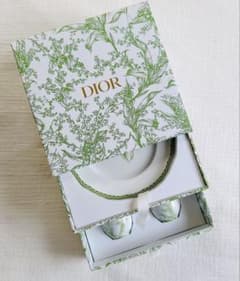 【新品未使用】 非売品 ! ディオール スズランティーカップ４個＆プレート２枚 DIOR メゾン スズラン ティーカップ4個とプレート2枚の専用箱入り