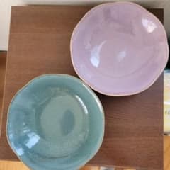 セラミックの緑とピンクの皿2枚セット - メルカリ