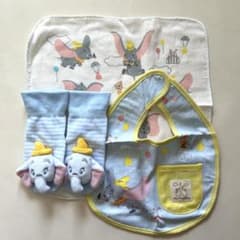 【新品】東京ディズニーリゾート　ダンボ スタイ•靴下•ガーゼ　3点セットのサムネイル