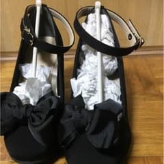 美品  リボン付き黒パンプスのサムネイル