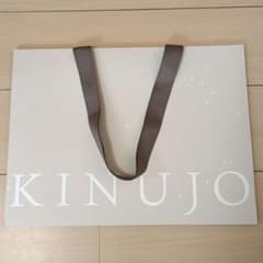 絹女⭐キヌジョ⭐KINUJO ⭐ショッパー 紙袋×25 絹女KINUJO ベージュ ロゴ入り ショッパー 袋 - メルカリ