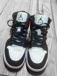 Nike Air Jordan 1 Mid Black Red Whiteのサムネイル