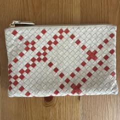 ホワイトとレッドの編み込みポーチのサムネイル