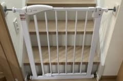 【価格相談可】 katoji ベビーゲート (壁跡防止グッズ付)のサムネイル