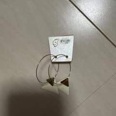 アイボリーゴールド三角フープピアス