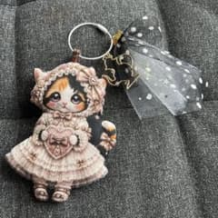ハンドメイド ☆ じゃらじゃらキーホルダー　ドレス猫　ミケ ハンドメイド ☆ じゃらじゃらキーホルダー ドレス猫 ミケ | Mercari