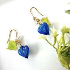 青い鬼灯のピアスのサムネイル