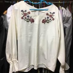 ボリューム袖刺繍ブラウス THE EMPORIUMのサムネイル