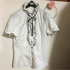 フリルが素敵なブラウスのサムネイル