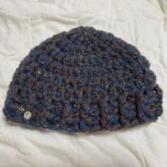 ハンドメイド 編み物 ニット帽子 ブラウン×ブルー チャーム付きのサムネイル