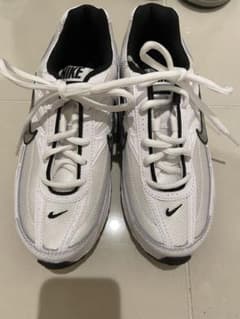 Nike ホワイト/ブラック スニーカーのサムネイル