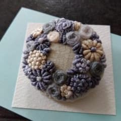 ハンドメイド　4.5cm×4.5cm手刺繍ブローチのサムネイル