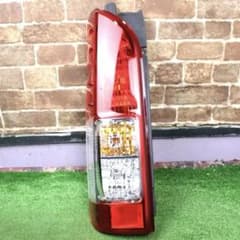 新車外し・美品】トヨタ・ハイエース純正テールランプ・左側 №551