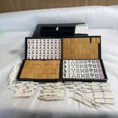 【真贋鑑定済・極上品】手彫り 牛骨 麻雀牌 背竹 時代物 骨牌 アンティーク 真贋鑑定済・極上品】手彫り 牛骨 麻雀牌 背竹 時代物 骨牌