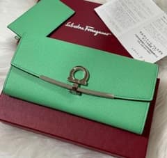 Ferragamo フェラガモ 長財布 財布 未使用品 希少カラー　1時間限定のサムネイル