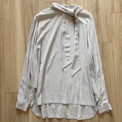 ソージュ soeju シルクストレッチブラウス ボウタイ 2way グレー ソージュ soeju シルクストレッチブラウス ボウタイ 2way グレー