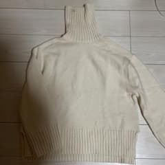 H&M クリーム色 タートルネックニットのサムネイル