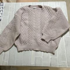 ケーブル編みベージュVネックニットのサムネイル
