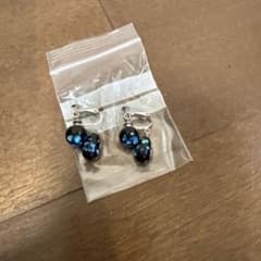 美品　ブラック＆ブルー 揺れるガラス玉 イヤリングのサムネイル