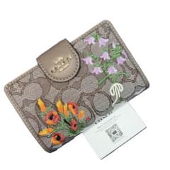 な*き様 COACH コーチ シグネチャー フラワー刺繍 二つ折り財布のサムネイル
