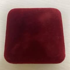 赤いベルベットリングケースのサムネイル