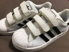 adidas キッズスニーカーのサムネイル