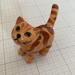 陶器製 猫の置物 茶トラ模様 - メルカリ
