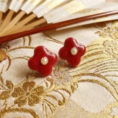 再販！椿モチーフ風 赤花タイルピアス/イヤリング｜美濃焼｜和モダン｜小ぶり｜上品のサムネイル