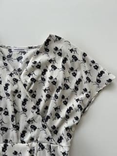 natural couture ホワイト系花柄カシュクールワンピースのサムネイル