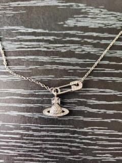 Vivienne Westwood 安全ピン オーブ ネックレス シルバ Vivienne Westwood 安全ピン オーブ ネックレス シルバー - メルカリ