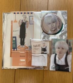 NCT 127 カフェ ジョンウ トレカ アクスタ 缶バッジ セットのサムネイル