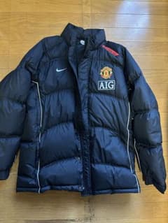 NIKE マンチェスターユナイテッド ダウンジャケット刺繍ロゴ　AIG マンチェスター・ユナイテッド ダウンジャケット - メルカリ