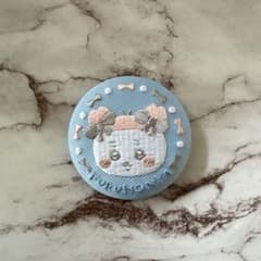 ちいかわ刺繍缶バッジ 古本屋のサムネイル