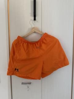 Under Armour オレンジショートパンツ - メルカリ