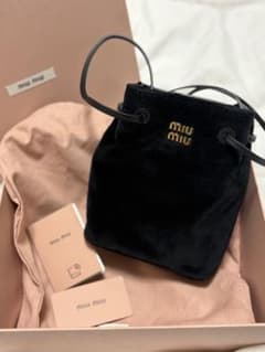 miu miu ベルベット　ポーチ　ブラックのサムネイル