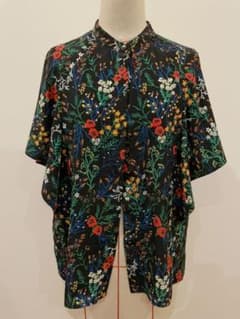 アキラナカ　akira naka 花柄シャツ　トップスのサムネイル