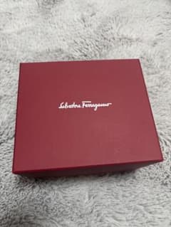 Salvatore Ferragamo フェラガモ　腕時計　赤のサムネイル